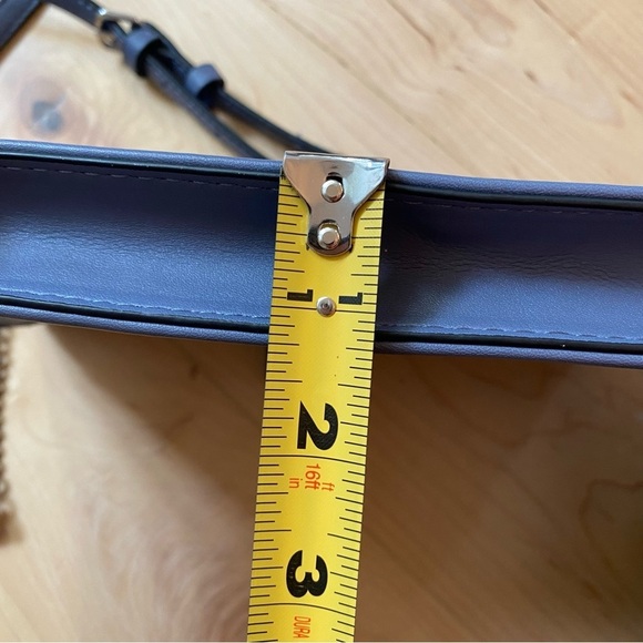 Guess Ladies Jaslynn Crossbody Top Zip - Picture 6 of 11